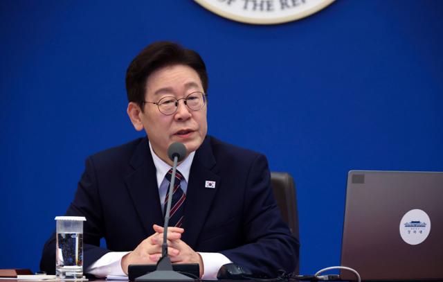 이재명 대통령이 12일 수석보좌관회의를 주재하기 위해 청와대 세종홀에 들어서고 있다. 왕태석 선임기자