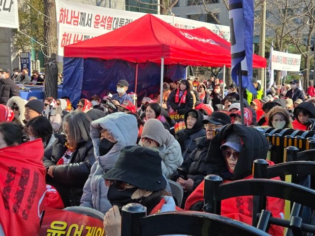 "사법부 사망" vs "사형이어야"… 尹 무기징역에 양측 모두 '실망'