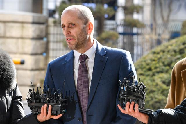 쿠팡이 대규모 개인정보 유출 사태를 자체 조사해 발표하는 과정에서 증거 인멸 등의 혐의로 고발된 해럴드 로저스 쿠팡 한국 임시대표가 지난달 30일 서울 종로구 서울경찰청에 출석하며 입장을 밝히고 있다. 윤기훈 인턴기