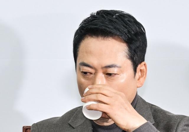 장동혁, '윤석열 무기 선고'에도 침묵… 한동훈 "제1 야당 패망의 길 이끌게 방치해선 안돼"