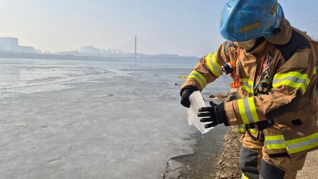 15㎝ 두께 빙판도 "쩍"… 여름 물놀이보다 2배 위험 '얼음 깨짐' 주의보