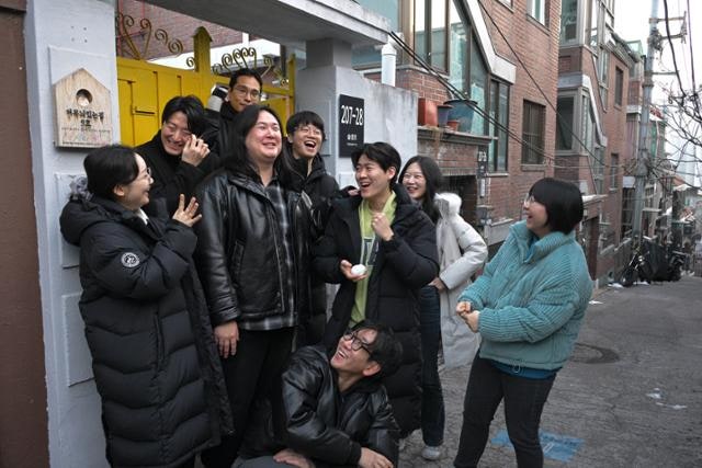 "방에서 숨어 지낸 게 스펙이라고?" '안무서운회사' 들어갔더니 생긴 일