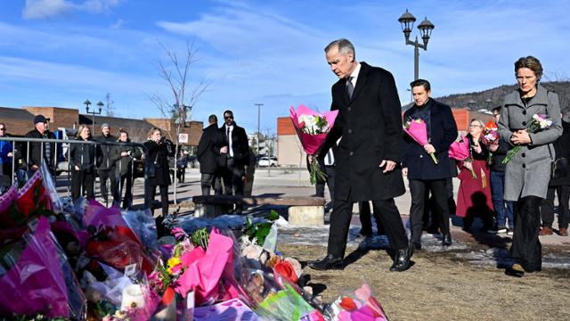 마크 카니 캐나다 총리가 13일 브리티시컬럼비아주의 시골 마을 텀블러리지를 방문해 전날 총기 사건으로 사망한 사람들을 추모하고 있다. 텀블러리지=로이터 연합뉴스