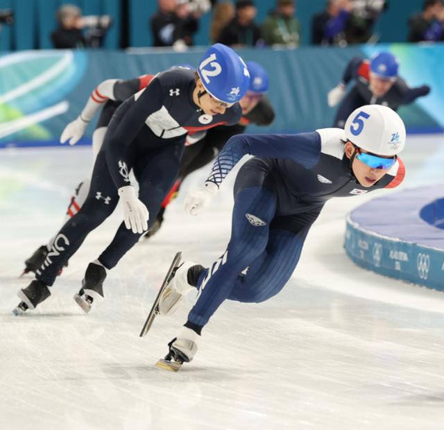 한국 스피드 스케이트의 정·제이원(맨 앞)이22일 이탈리아 밀라노 스피드 스케이트 스타디움에서 열린2026미라노코르치나·단펫쵸 동계 올림픽 스피드 스케이트 남자 매스 스타트 결승으로 경기를 펼치고 있다.밀라노=연합 뉴스