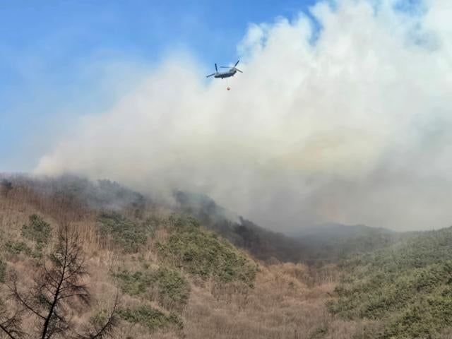 경남 함양 산불 강풍으로 이틀째 확산… 마을 주민 대피령도