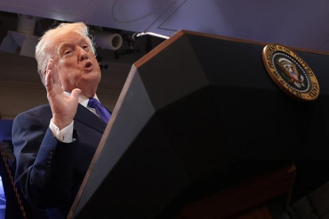 트럼프, 15% '글로벌 관세' 신설… 대법원 제동 무력화 시도