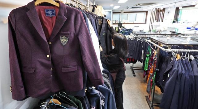 '등골 브레이커' 된 교복값 어쩌나…학생·학부모 "생활복을 교복으로"