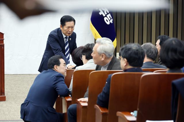 더불어민주당 정청래 대표가 22일 국회에서 비공개로 열린 의원총회에서 참석 의원들과 인사하고 있다. 연합뉴스