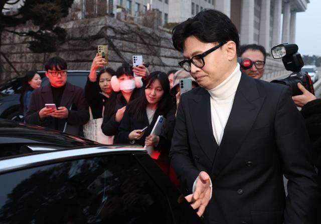 한동훈 전 국민의힘 대표가 13일 국회 소통관에서 '당원권 정지 1년' 징계를 받은 배현진 의원의 입장 발표를 지켜본 뒤 차량에 오르고 있다. 뉴시스