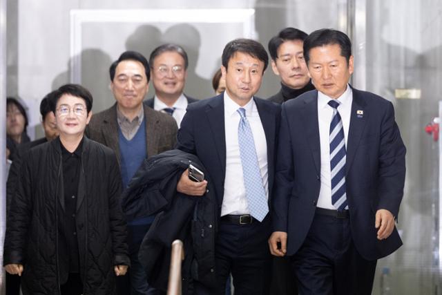 정청래(맨 오른쪽) 더불어민주당 대표와 한병도(오른쪽 두 번째) 원내대표가 22일 서울 여의도 국회에서 열린 비공개 정책 의원총회에 참석하고 있다. 뉴스1