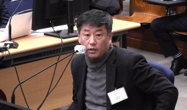 12·3 비상계엄 관련 내란중요임무종사 혐의로 구속기소된 노상원 전 국군정보사령관이 지난해 12월 8일 서울중앙지법에서 열린 윤석열 전 대통령의 내란 우두머리 등 혐의 사건 속행 공판에서 증인 신문에 답하고 있다. 