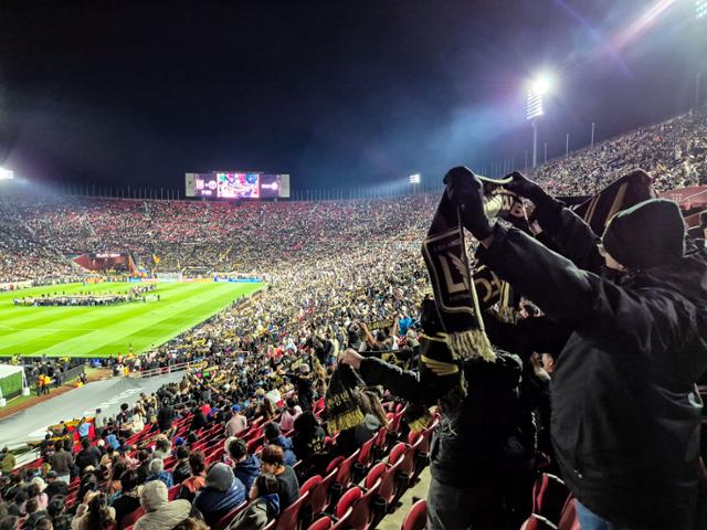 MLS LAFC-인터마이애미 경기가 열린 미국 캘리포니아주 로스앤젤레스 LA 메모리얼 콜리세움 경기장에 운집한 관중이 'LAFC'와 '손흥민'이 적힌 머플러를 들고 선수단을 응원하고 있다.
