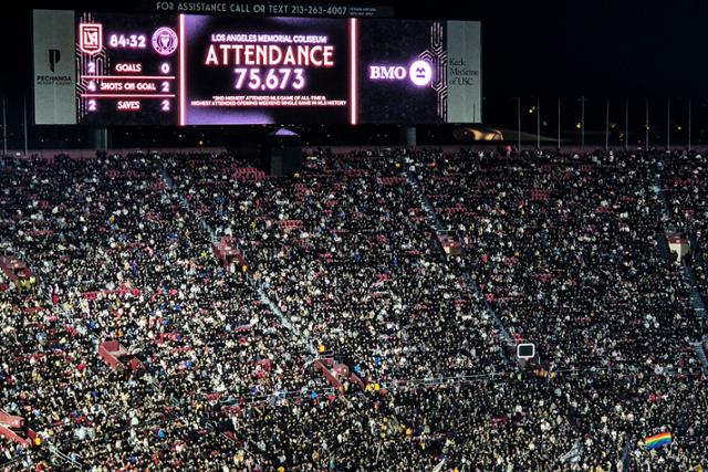 미국 캘리포니아주 로스앤젤레스 LA 메모리얼 콜리세움 경기장 전광판에 이날 관중 최종 집계치가 표시되고 있다.