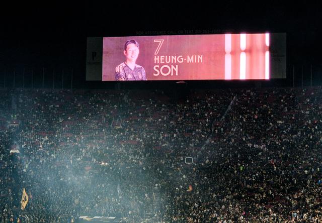 LA 메모리얼 콜리세움 경기장 전광판에 손흥민 선수가 소개되고 있다.