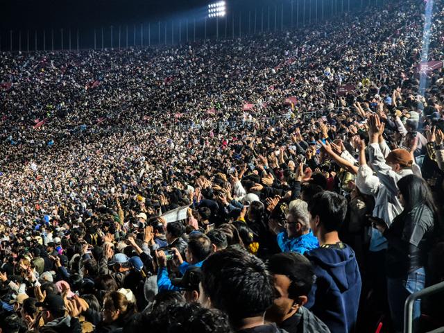 LAFC의 다비드 마르티네스가 손흥민의 도움으로 선제골을 기록하자 관중이 자리에서 일어나 환호하고 있다.