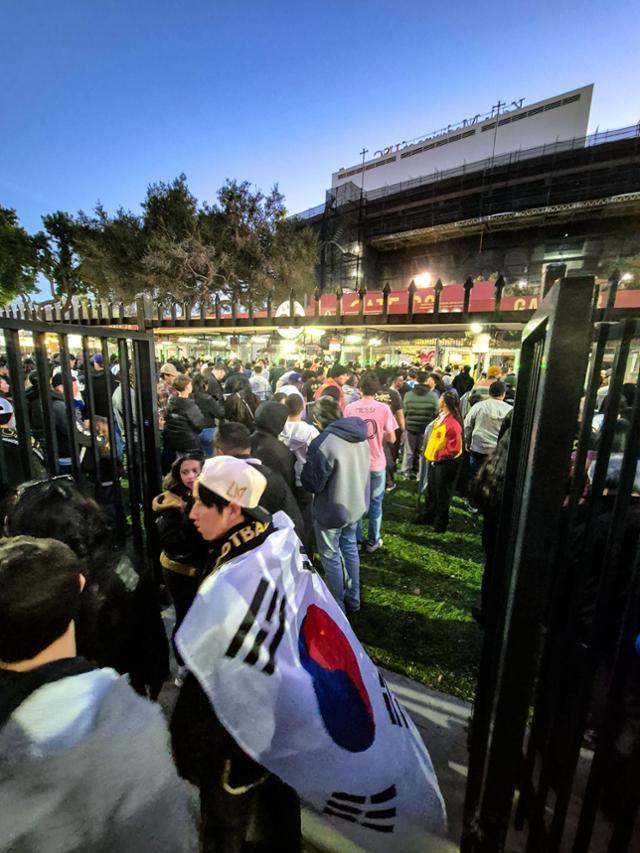 LAFC-인터마이애미 개막전을 관람하기 위해 경기장을 찾은 관중이 입장을 기다리고 있다.