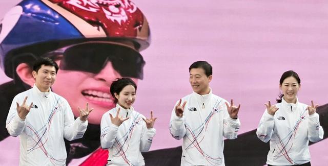 22일 이탈리아 밀라노 코리아하우스에서 열린 2026 밀라노·코르티나담페초 동계올림픽 대한민국 선수단 해단식에서 최우수선수(MVP)로 선정된 쇼트트랙 김길리가 우승 세레머니포즈를 취하고 있다. 왼쪽부터 유승민 대한체