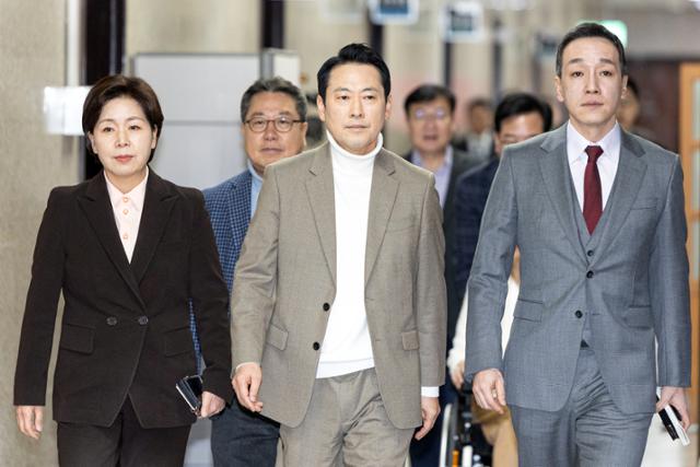 장동혁 국민의힘 대표가 22일 서울 여의도 국회에서 열린 비공개 최고위원회의 참석을 위해 발걸음을 옮기고 있다. 뉴스1