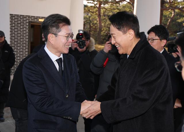 오세훈(오른쪽) 서울시장과 정원오 서울 성동구청장이 지난달 1일 서울 동작구 국립서울현충원에서 현충탑 참배를 마치고 인사를 나누고 있다. 뉴스1