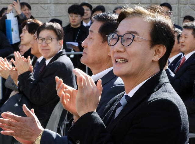 전재수(맨 오른쪽) 더불어민주당 의원이 9일 부산 북구 만덕IC 일대에서 열린 만덕~센텀 도시고속화도로 개통식에 참석해 있다. 박형준(오른쪽 세 번째) 부산시장이 전 의원 방향을 보고 있다. 부산=뉴스1