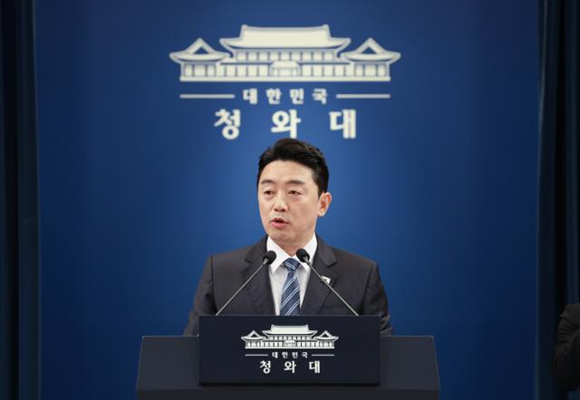 걍훈식 청와대 비서실장이 11일 청와대 춘추관 브리핑룸에서 발언하고 있다. 왕태석 선임기자
