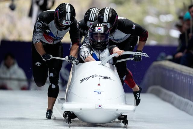 김진수 팀(김진수, 김형근, 김선욱, 이건우)이 21일 이탈리아 코르티나담페초 코르티나 슬라이딩 센터에서 열린 2026 밀라노·코르티나담페초 동계올림픽 봅슬레이 남자 4인승 경기를 펼치고 있다. 코르티나담페초=AP 