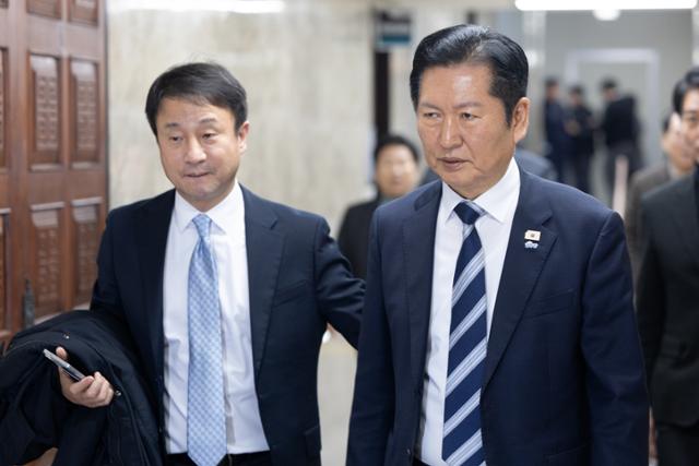 정청래(오른쪽) 더불어민주당 대표와 한병도 원내대표가 22일 서울 여의도 국회에서 열린 비공개 정책 의원총회에 참석하고 있다. 뉴스1