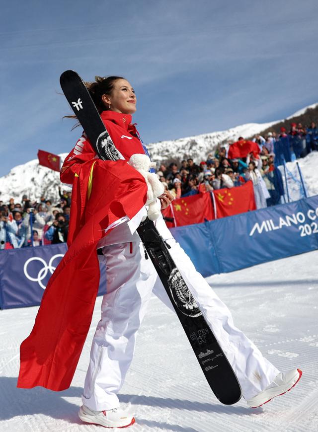 중국 구아이링이 22일 이탈리아 리비뇨 스노파크에서 열린 026 밀라노·코르티나담페초 동계올림픽 프리스타일 스키 여자 하프파이프에서 금메달을 목에 걸고 기뻐하고 있다. 리비죠=로이터 연합뉴스