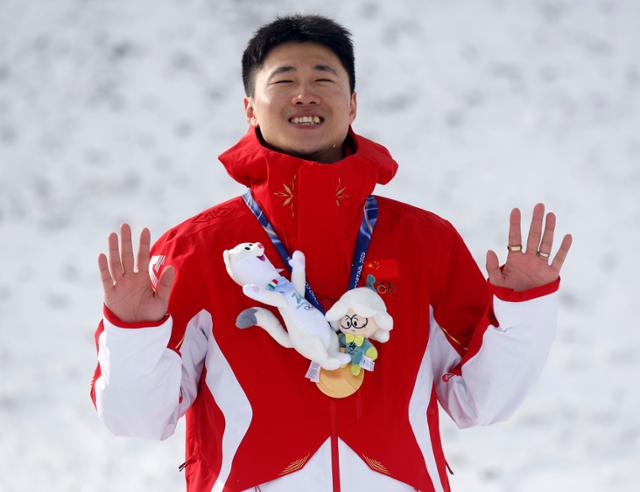 20일 이탈리아 리비뇨에서 열린 2026 밀라노·코르티나담페초 동계올림픽 프리스타일 스키 남자 에어리얼에서 금메달을 차지한 중국의 왕신디가 시상대 위에서 기뻐하고 있다. 리비뇨=EPA 연합뉴스