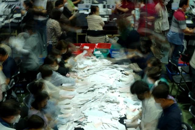 [사설]지방선거 D-100, 여야 민심에 귀 기울이고 있는가