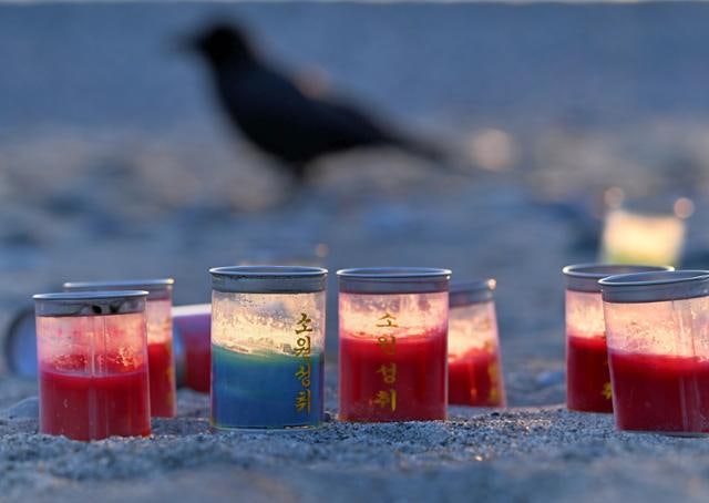 문무대왕릉 일출···꺼진 촛불 다시 밝히다