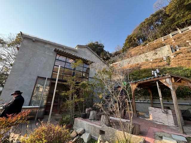 빈집을 지어 커뮤니티 공간으로 개조한 일본 효고현 고베시 효고구 산노초 아이코야와 다니아파트 사이에 아궁이가 설치돼 있다. 고베=류호 특파원