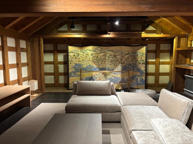 일본 홋카이도 하코다테시의 문화재를 호텔로 개조한 옛 소마야 주택에 5일 가구들이 배치돼 있다. 하코다테=류호 특파원