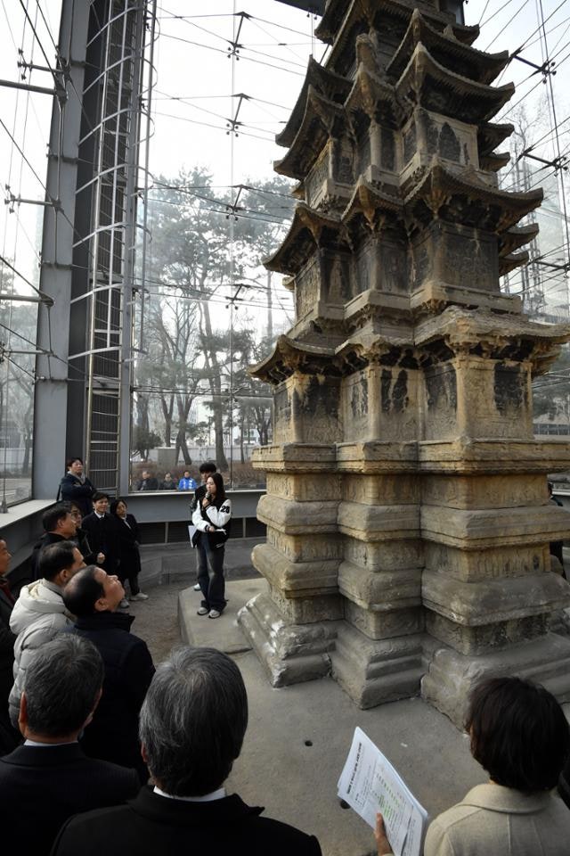국보 '원각사지 십층석탑' 27년 만에 유리보호각 없이 직접 본다