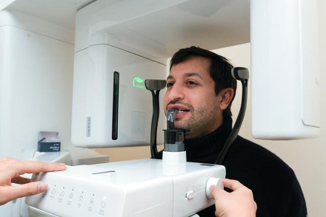 캐나다에서 온 알렉스가 10일 서울 서초구의 한 치과에서 래미네이트 시술을 받기 전 엑스레이(X-Ray) 촬영을 하고 있다. 임지훈 인턴기자