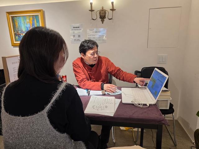 10일 서울 마포구 홍익대 인근 점집에서 일본인 관광객이 사주를 보고 있다. 김준형 기자