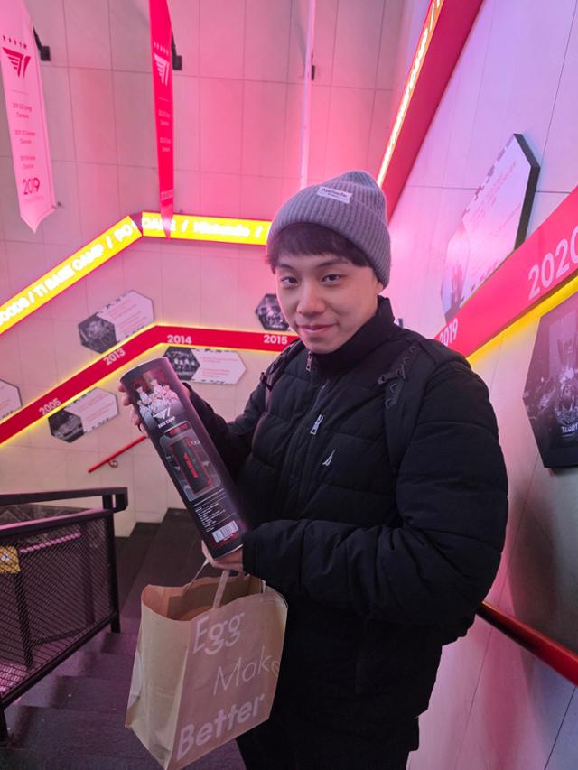 대만에서 온 창요유(25)가 10일 서울 마포구 T1베이스캠프 PC방에서 구매한 T1 굿즈를 선보이고 있다. 김준형 기자