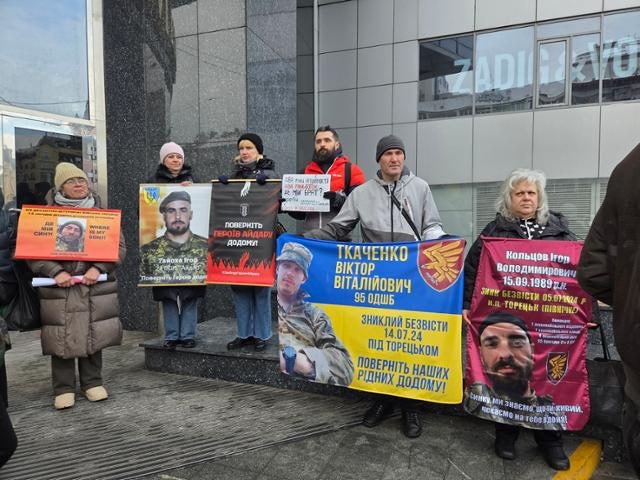 ”우크라 학교에 아들 보냈다고 러시아 군인들이 쳐들어 왔다” [우크라 전쟁 4년]