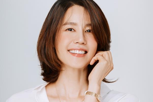 배우 김지호가 공공 도서관에서 빌린 책에 밑줄을 그으며 독서를 한 사진을 SNS에 게재했다가 논란이 확대되자 사과했다. 원앤원스타즈 제공