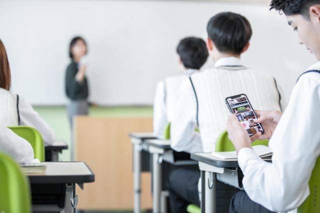 "쉬는 시간마다 교실이 PC방 돼" 휴대폰 싹 걷으면 해결될까?