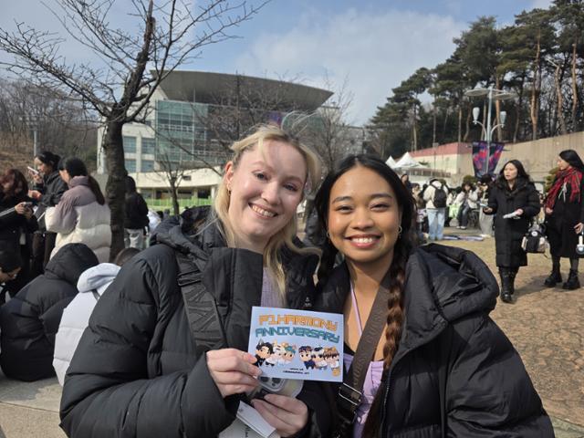 11일 서울 성북구 고려대 화정체육관에서 열린 K팝 시상식을 관람하기 위해 호주에서 온 알라나(왼쪽)와 파예. 피원하모니와 방탄소년단, 세븐틴, 엔하이픈 등을 좋아한다는 이들은 이틀 뒤 부산으로 내려가 세븐틴의 듀오