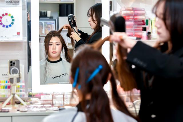 대만 관광객 유미(26)가 10일 서울 중구 코코리아에서 메이크업을 받고 있다. 임지훈 인턴기자