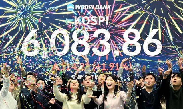 6000 축포 쏜 코스피… 과열 경고등도 함께 점화