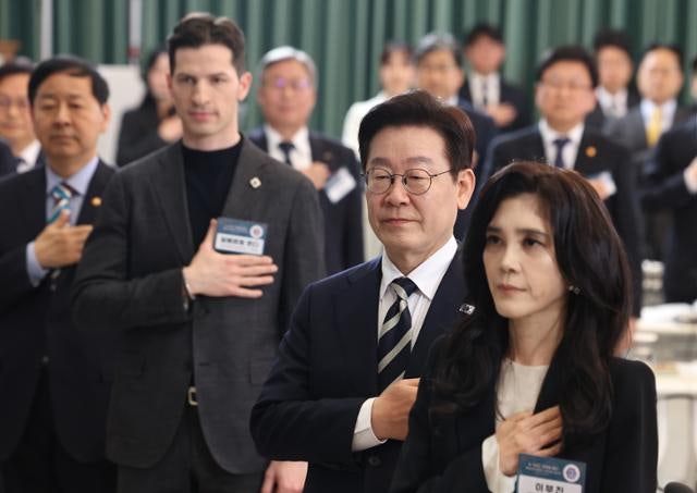 이 대통령 "촛불 혁명도 관광자원화 가능… 외국인 관광객 '3000만 시대' 시동"