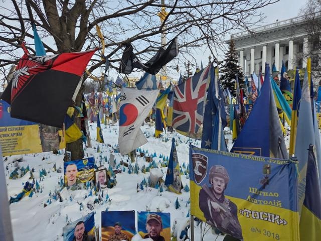 [단독] 우크라 전사자 추모 광장에 태극기 걸렸다… ‘러 맹방’ 벨라루스 깃발 왜?