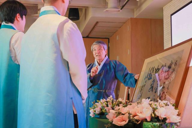 ������ �ѱ������忬���� ������ 9�� ���� ������ ��Ÿ���� �������Ϳ��� ���� 107�ֳ� ������ ��� ģ�� ��ȣ ���޽� �� ������ ������ '���ڸ����� �ҿ����ϰ�'�� ���� �ؼ��ϰ� �ִ�. ��Ÿ���� ����