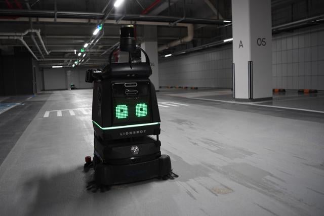 로봇이 청소하는 포스코이앤씨 아파트…승강기 타고 24시간 작업