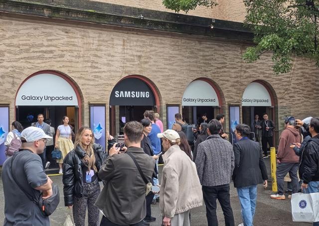 갤럭시S26으로 찍은 언팩 현장… 측면 시야 차단 기능에 '감탄'