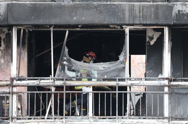 [사설] 반복되는 노후 아파트 화재, 손 놓고 있을 건가