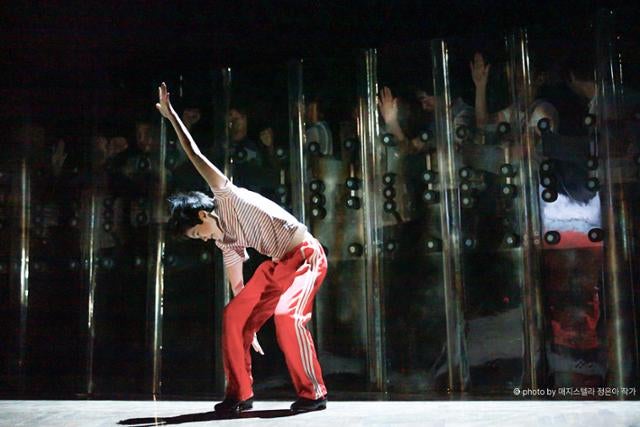 소년은 왜 춤으로 저항했나… '빌런적 시대'는 끝나지 않았다